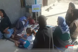 اهدای لوازم التحریر به دانش آموزان کم بضاعت و ارایه خدمات بهداشتی رایگان در رزمایش جهاد گران ۲ شهرستان خنج