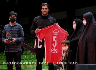 بازیکن پرسپولیس پیراهن خود را به مادر شهید لنگری زاده اهدا کرد