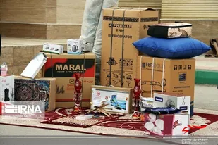 اهدا یک سری جهیزیه به  زوج جوان نیازمند حاشیه شهر زاهدان