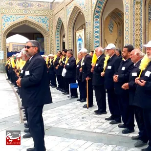 خدمت بی&zwnj;وقفه خادمین در ورودی&zwnj;های حرم رضوی برای تکریم زائران ایام شهادت امام رضا(ع)