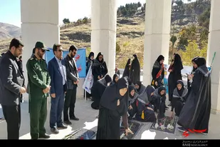 عطرافشانی گلزار مطهر شهدای گمنام نهاوند به&zwnj;مناسبت هفته بسیج دانش&zwnj;آموزی