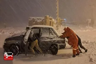 امدادرسانی به ۱۷۴ نفر و رهاسازی ۵۶ خودرو گرفتار در برف جاده&zwnj;های همدان