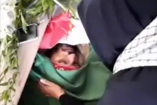 وداع جانسوز مادر شهید مدافع حرم سردار سعید مجیدی با فرزند شهیدش