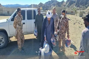 توزیع ۶۰ دست لباس گرم در روستای مرزی درتنگ بخش بم پشت
