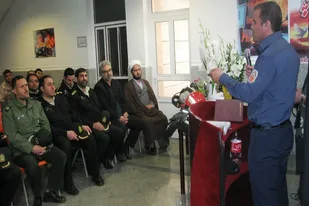 دلجویی جمعی از پاسداران و نیروهای انتظامی از آتش&zwnj;نشانان تویسرکان