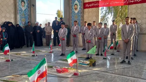 یزد / مراسم غبار روبی و گل باران کردن گلزار شهدای بخش بهمن