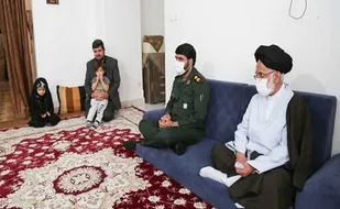 دیدار مسئول نمایندگی ولی فقیه در سپاه قم با خانواده شهید شیخ احمد خسروی