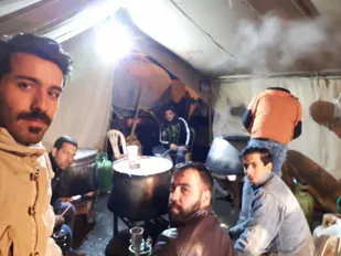 خدمات رسانی به زائران امام رضا (ع) در موکب الغدیر جوانان منطقه باغزندان شاهرود