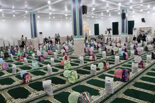توزیع ۲۰۰۰ بسته نوشت افزار بین دانش&zwnj;آموزان نیازمند شهرستان دیر