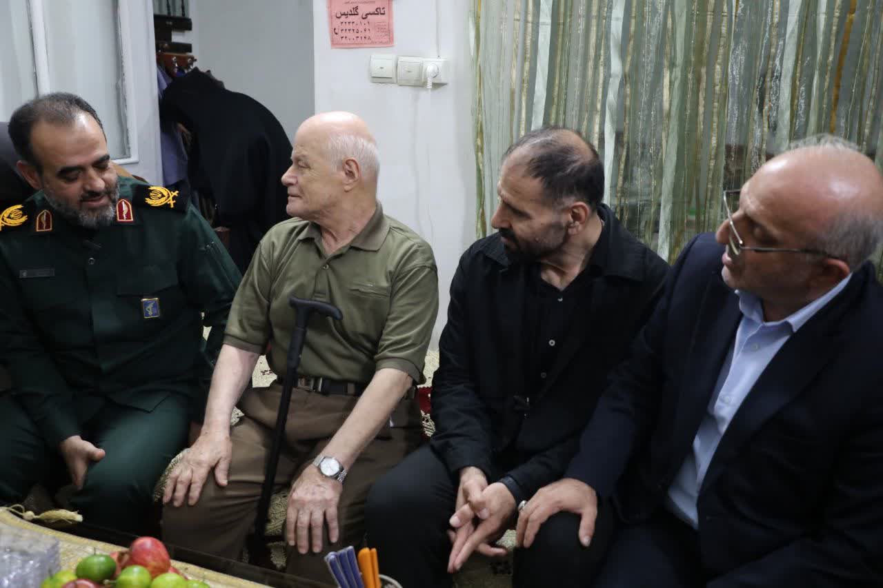 دیدار فرمانده سپاه قدس گیلان با خانواده شهید ورزشکار علی غبرانژاد دیدار فرمانده سپاه قدس گیلان با خانواده شهید ورزشکار علی غبرانژاد
