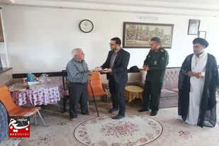 دیدار فرمانده و مسئول نمایندگی ولی فقیه در سپاه ناحیه فامنین با خانواده معظم شهدا