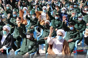 بیعت ثاراللهیان با فرمانده خود شهید حاج قاسم سلیمانی در  گلزار شهدا کرمان