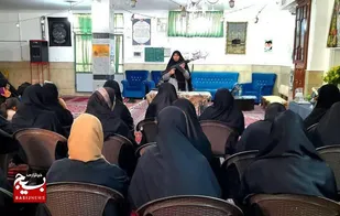 برگزاری کلاس آموزشی سلاح کلاشینکف برای بانوان بسیجی در مهدیشهر همزمان با تجمع شب&zwnj;های اقتدار
