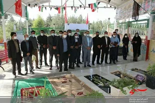 غبار روبی گلزار شهدا در آخرین روز از هفته دفاع مقدس