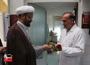 به مناسبت ولادت حضرت زینب علیها السلام و روز پرستار، مسئول نمایندگی ولی فقیه در سپاه حضرت صاحب الزمان(عج) حجت الاسلام رحمت الله صادقی با حضور در سوم شعبان سپاه فلاورجان از پرستاران و کادر درمان با اهدا گل و هدایا تقدیر کردند