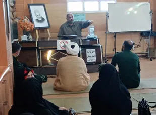 با تبیین و روشنگری باید تبلیغ غلط دشمن را بی اثر کنیم