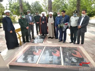 عطر افشانی و گلباران قبور مطهر شهدا در شهرستان زرندیه