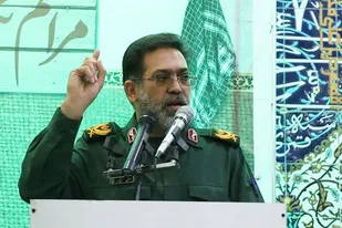 ایستادگی سه نسل با یک پرچم پیام اجتماع مردمی &laquo;جان&zwnj;فدا&raquo; به دشمنان است