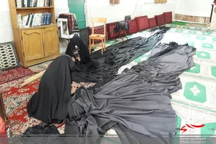 دوخت دیوارپوش های مشکی به همت گروه جهادی پایگاه آسیه (س)