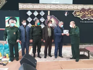 تجلیل از خانواده شهیدان جاوید الاثر کارمند خمینی شهر