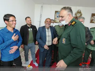 دیدار فرمانده لشکر امام حسین با خانواده شهید مدافع وطن