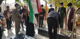 عطر افشانی قبور شهدای شهر مال خلیفه