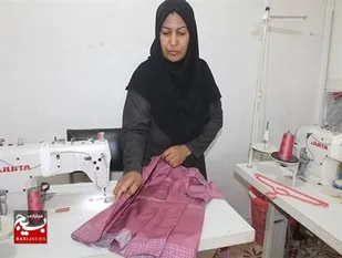 آموزش بیش از 100 نفر درزمینه مهارت خیاطی توسط کار آفرین بسیجی در حاجی آباد/با گرفتن 30 میلیون تومان وام از بسیج سازندگی شروع به آموزش کردم