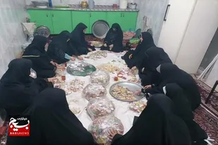 توزیع کلوچه درتجمعات شبانه به مناسبت هفته بسیج سازندگی در ایرانشهر