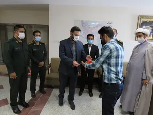 تجلیل سپاه ناحیه خاتم از فرماندار شهرستان به مناسبت هفته دولت