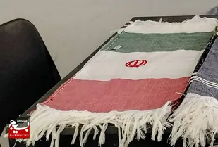 دانش&zwnj;آموزان حاجی&zwnj;آباد پرچم جمهوری اسلامی ایران را با هنر دست بافتند