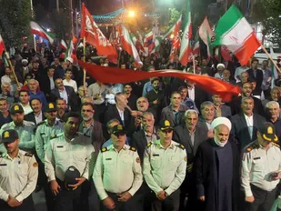 پرچمداری میدان با حضور سبز پوشان انتظامی لردگان + عکس