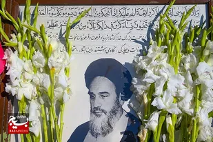 بیت تاریخی امام راحل همزمان با آغاز ایام&zwnj;الله دهه فجر گلباران شد