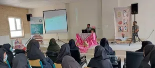 برگزاری همایش گرامیداشت روز معلم با عنوان رسم مسیر زندگی در قرچک