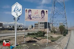 نصب تابلو و عکس شهدای رسانه نهاوند در بلوار خبرنگار این شهر