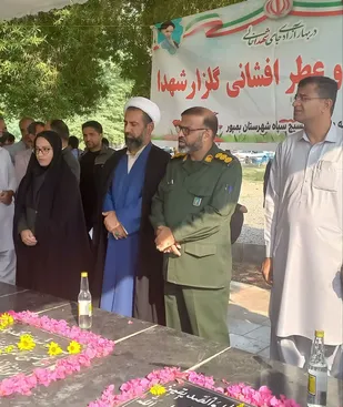 غبارروبی مزار شهدای گمنام بمناسبت هفته بسیج دانش آموزی در بمپور برگزار شد&nbsp;
