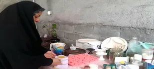نقش&zwnj;آفرینی بانوی هنرمند هندیجان درتوسعه صنایع دستی