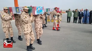 استقبال باشکوه از مردان آسمانی در فرودگاه مشهد/پیکر مطهر شهدا مدافع حرم بر دوش همرزمان+عکس