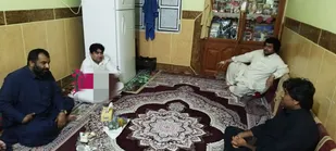 تکریم پیشکسوتان دفاع مقدس در رمین؛ عیادت فرمانده حوزه شهید عالی از یک بسیجی پیشکسوت