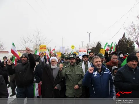 راهپیمایی 22 بهمن در شهر مهاجران با حضور پر شور مردم+تصاویر