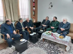 دیدار استاندار تهران و مسئولان ری با خانواده شهدا