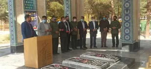 غبار روبی و عطر افشانی مزارشهدای غواص گمنام خمینی شهر