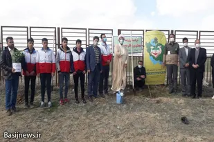 غرس نهال به یاد شهدا با مشارکت جوانان عضو کاروان نیکوکاری جمعیت هلال احمر فامنین