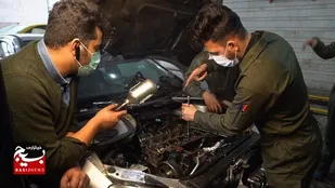 این سه دانشجوی اندیکایی در تعمیرگاه&zwnj; خود سیاه و روغنی می&zwnj;شوند تا روزی حلال بر سر سفره&zwnj;های خانواده&zwnj;هایشان ببرند