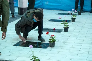 غبار روبی مزار شهدا در اسفراین