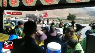 پذیرایی از زائرین پیاده امام رضا علیه السلام توسط بسیجیان کارخانه سیمان بجنورد در مسیر شهرستان بجنورد به شیروان