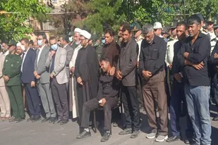مراسم تشییع سرباز شهید علی شبانی بر روی دستان مردم ولایتمدار گناباد