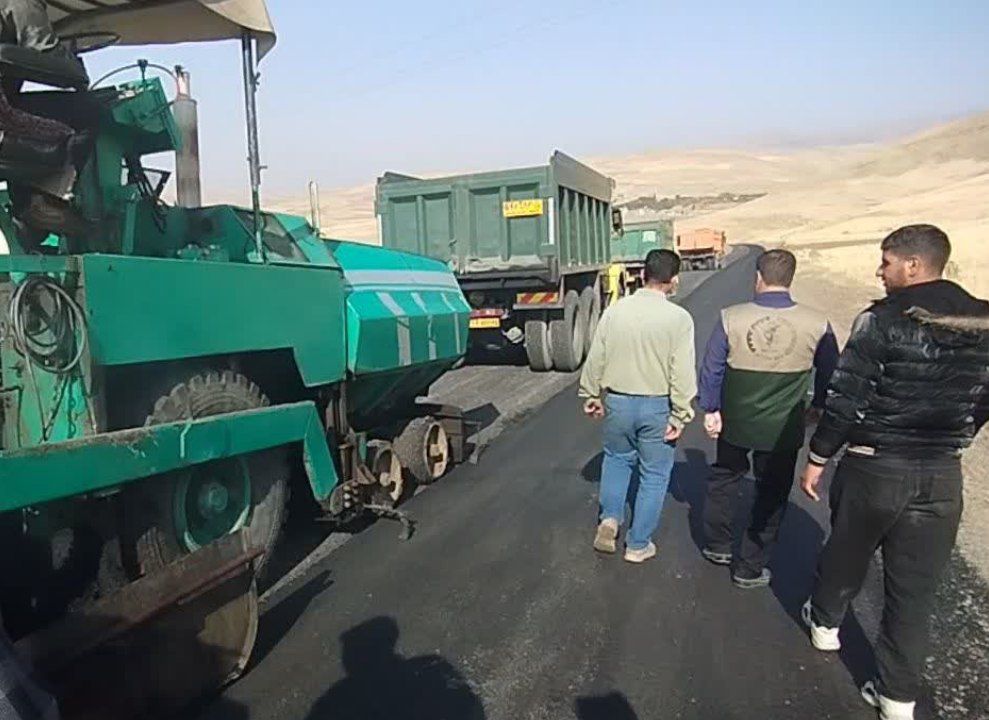 پیشرفت عملیات آسفالت‌ریزی جاده روستای پاوارس شهرستان میانه با سرمایه‌گذاری ۲۴ میلیارد تومانی