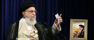 در بخش&zwnj;های پایین&zwnj;دستی ناهماهنگی&zwnj;های عجیب و غریبی هست / انتقاد از هزینه نیم میلیارد دلاری برای واردات گوشی لوکس آمریکایی / به وزارت دفاع بگوئید قطعه بسازد