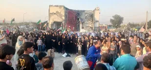 ۱۶۸ فرشته شهید میناب ایستاده در میدان هنر