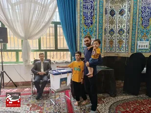 نمادی از تجلی حضور خانواده های مشهدی پای صندوق های رای&nbsp;+ عکس